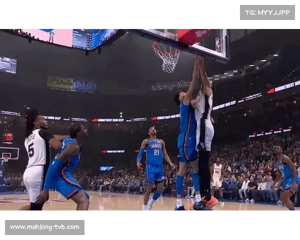 文班亚马隔扣霍姆格伦，马刺主场气氛达到高潮